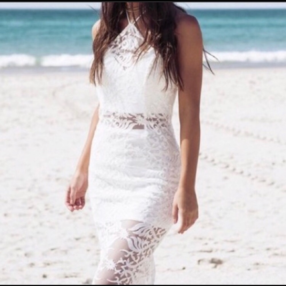 NWT Stunning Lace Halter Dress ☀️🌴💛